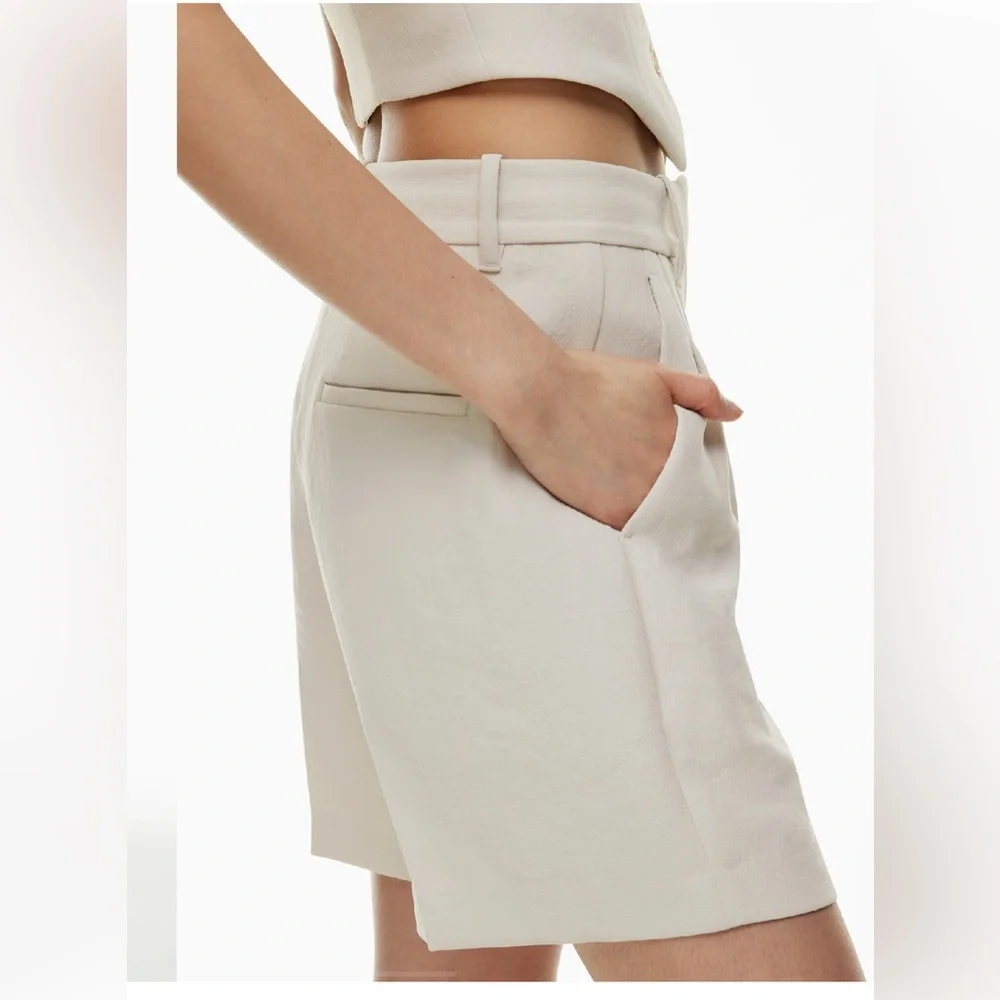 Aritzia mid thigh 5” short - Picture 3 of 9